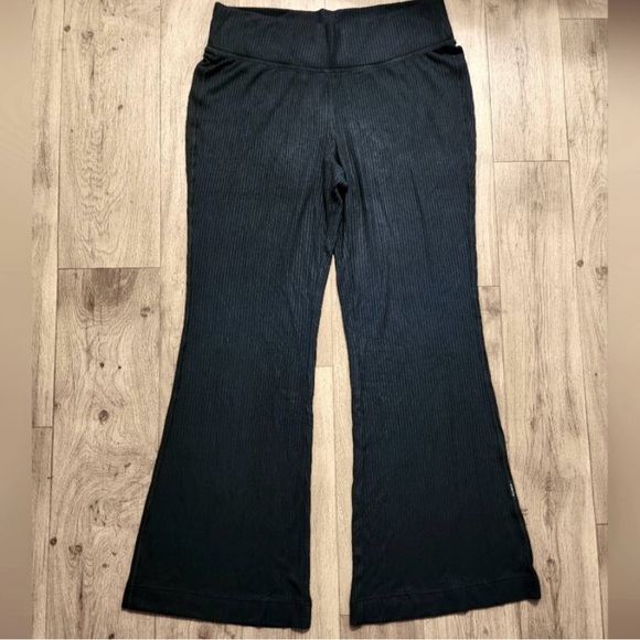 Athleta Ribbed Flare Yoga Pants—Size XL - Picture 2 of 6